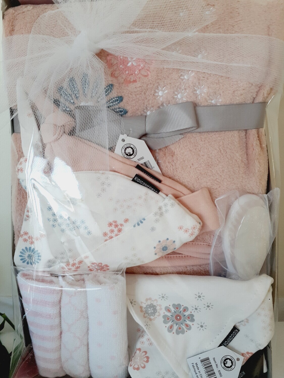 Coffret cadeau de bienvenue pour bébé fille  /  Baby girl welcome gift box