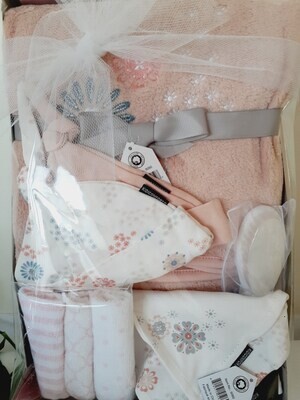 Coffret cadeau de bienvenue pour bébé fille  /  Baby girl welcome gift box