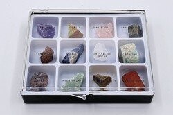 Boîte collection de 12 pierres brut
(améthyste, unakite, quartz rose, labradorite, cornaline, sodalite, cristal
Amazonite, Grenat, Aventurine, Oeil de Tigre Jaspe rouge.