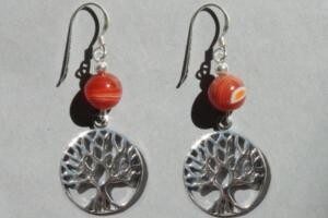 Boucles d'oreilles ARBRE DE VIE ARGENT ET PERLES NATURELLES CORNALINE

En litho thérapie la cornaline est la pierre de la joie, de vivre