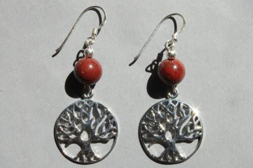 Boucles d'oreilles ARBRE DE VIE ARGENT ET PERLES NATURELLES JASPE ROUGE
Le JASPE ROUGE symbole de la renaissance, est une pierre d'action et d'initiative