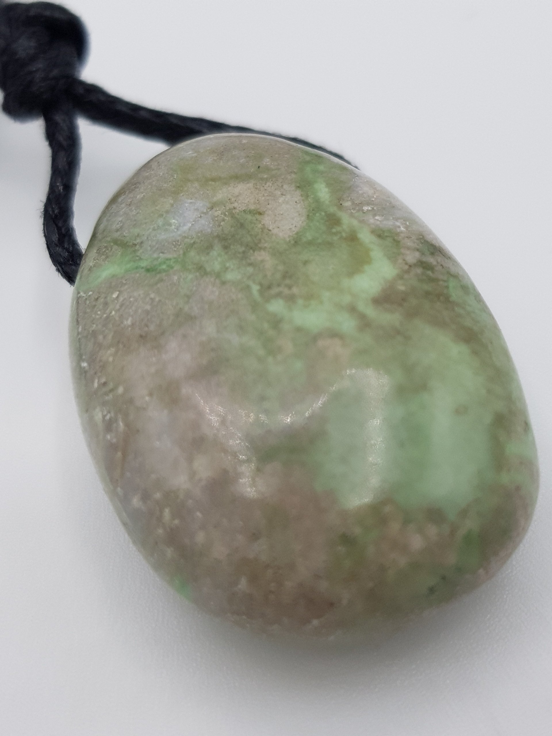 Boucles d'oreilles tout ARGENT ET PERLES NATURELLES TIGE en EMERAUDE PIERRE PRECIEUSE EN LITHOTHERAPIE c'est une pierre d'AMOUR ET DE RENOUVEAU