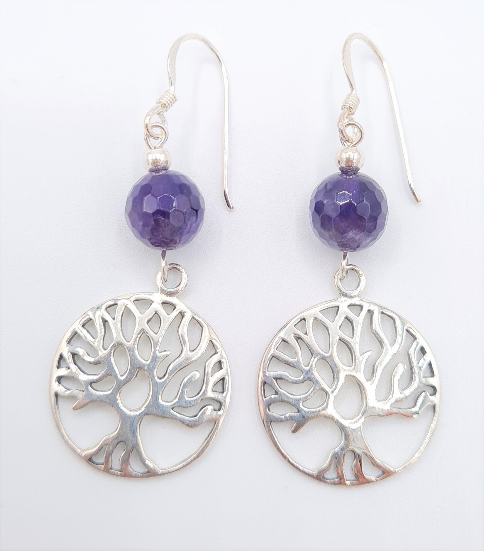 Boucles d'oreilles ARBRE DE VIE ARGENT ET PERLES NATURELLES AMETHYSTE C'est la pierre de la sérénité, de l'équilibre et de la tempérance