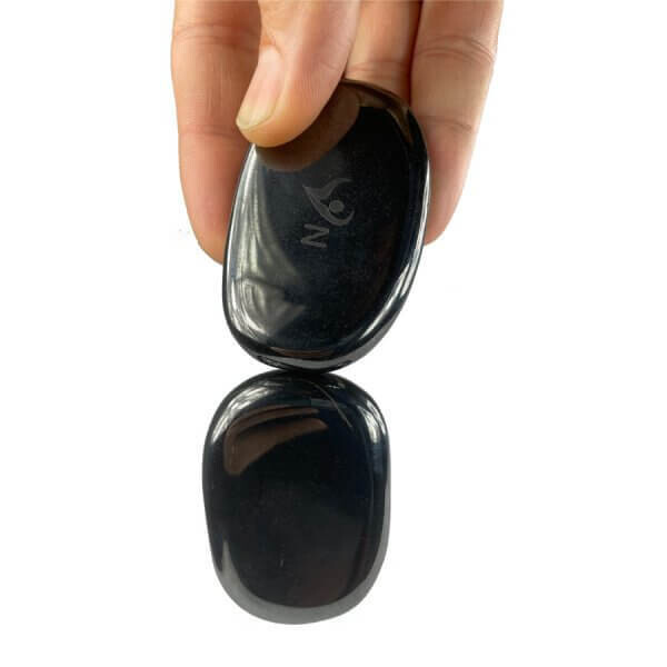 Set de 7 pierres de massage en hémaSet de 2 pierres de massage en hématite magnétique .