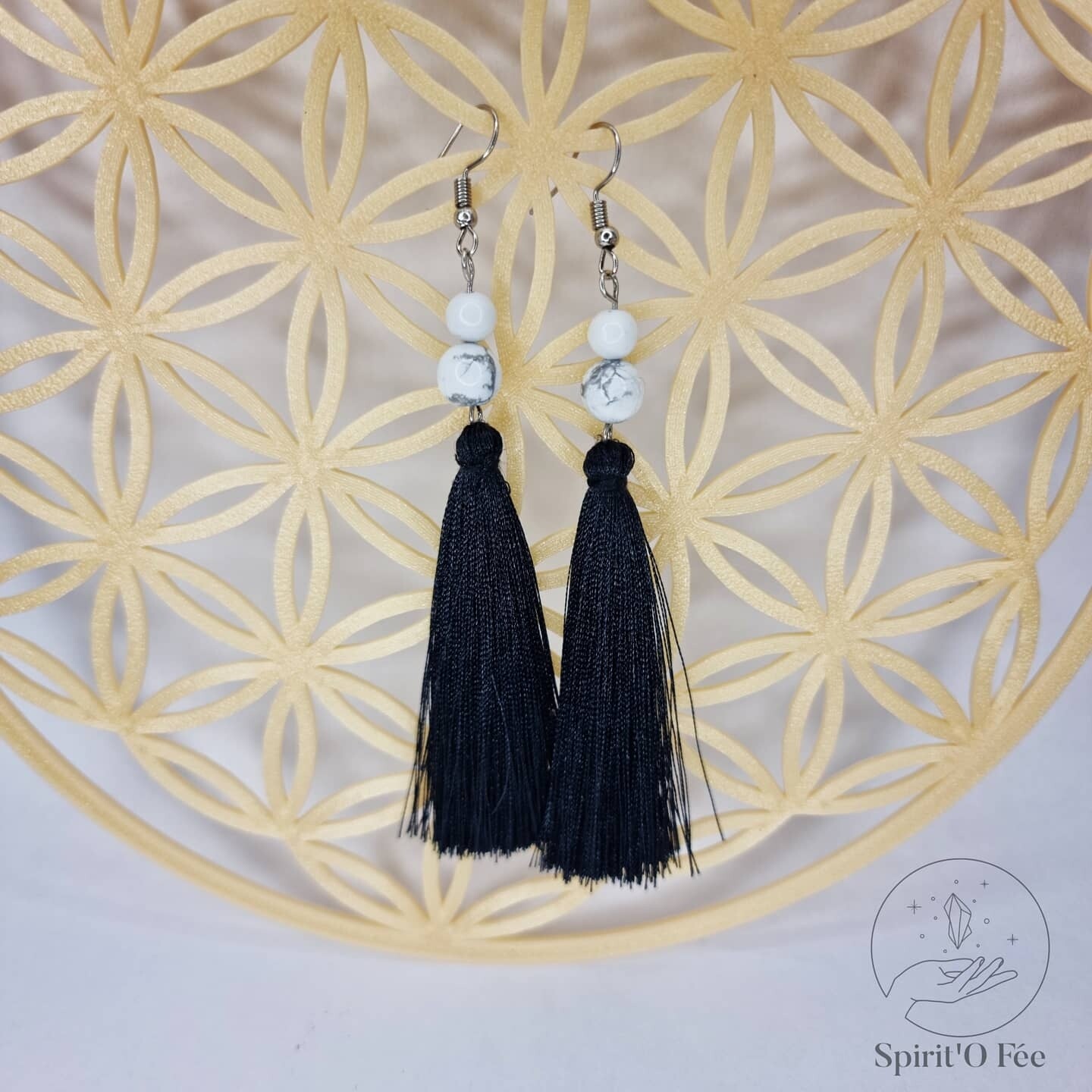 Boucles d&#39;oreilles Howlite pompon noir