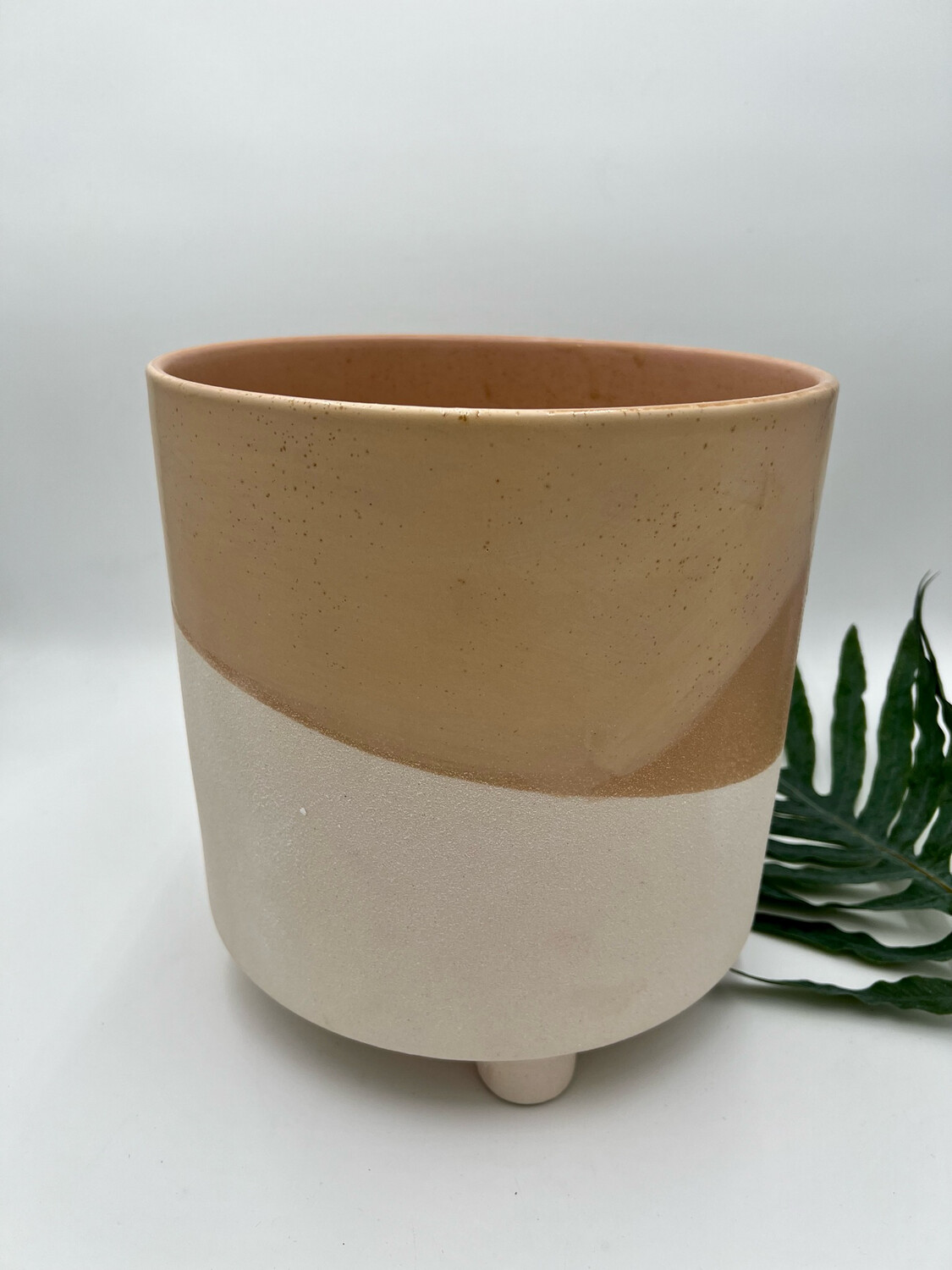 MOORE LARGE NEUTRAL ABSTRACT PLANTER W/ FEET 10.5