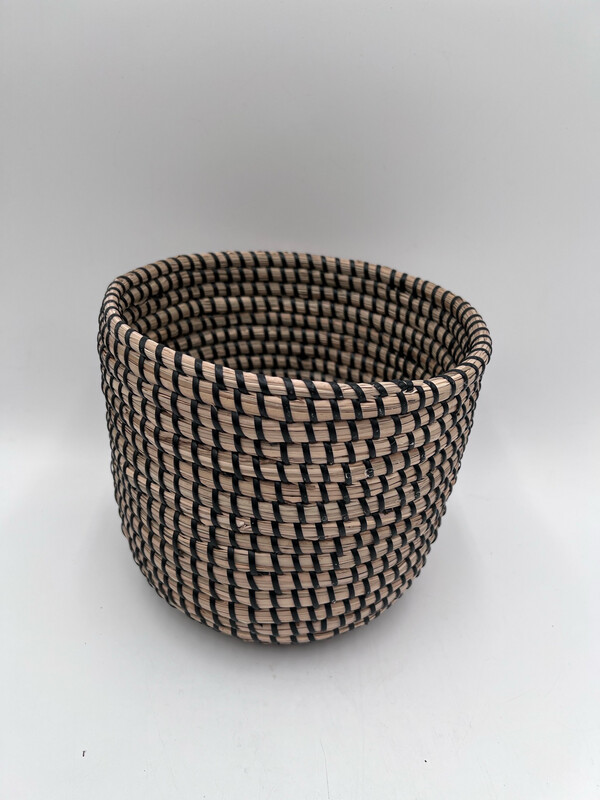 VILLAGE BLACK PLANTER BASKET 8"