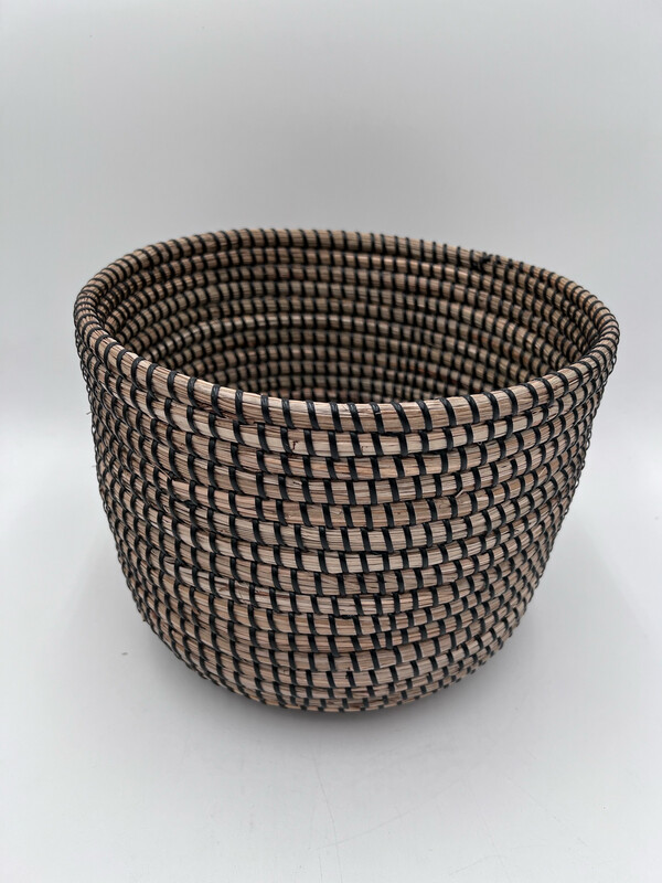 VILLAGE BLACK PLANTER BASKET 11"
