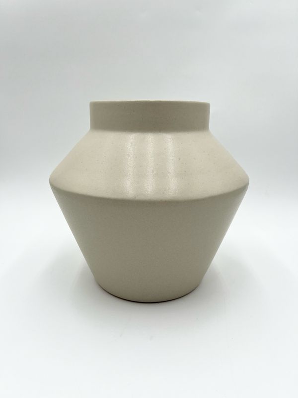 ROUNDED DIAMOND SAND PLANTER 10" H