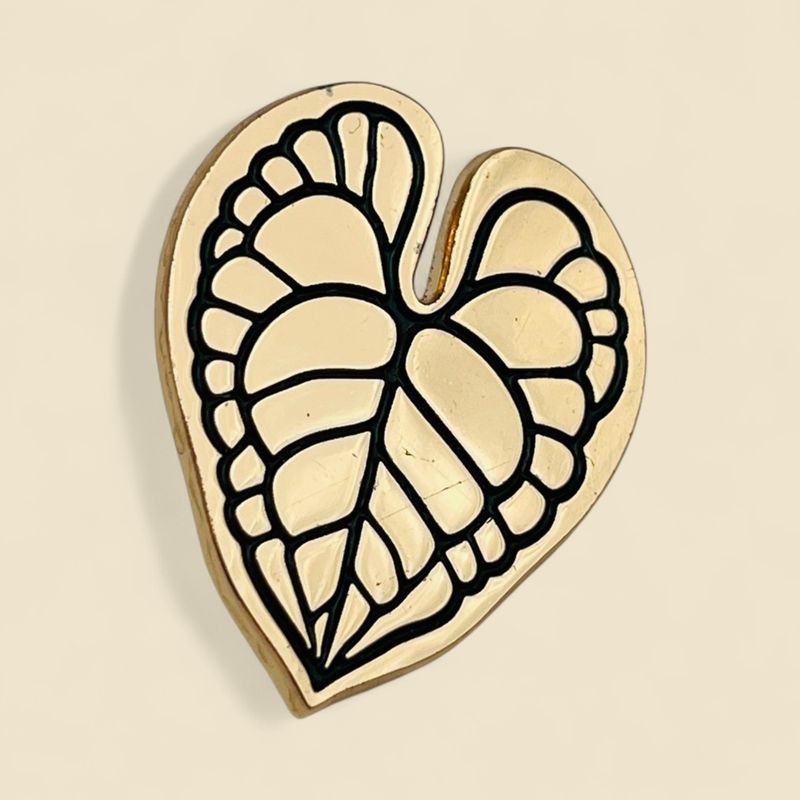 ANTHURIUM LEAF LAPEL PIN