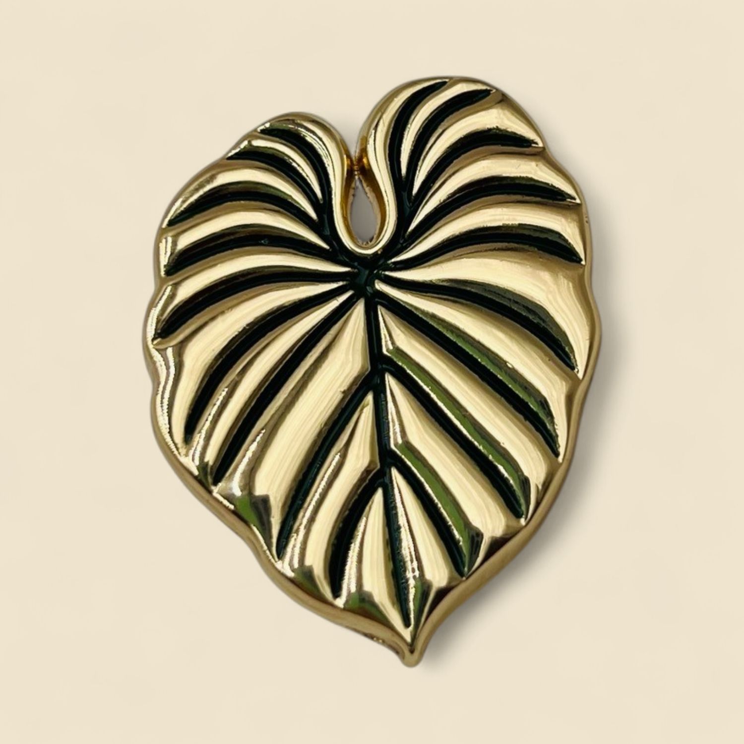 GLORIOSUM LEAF LAPEL PIN