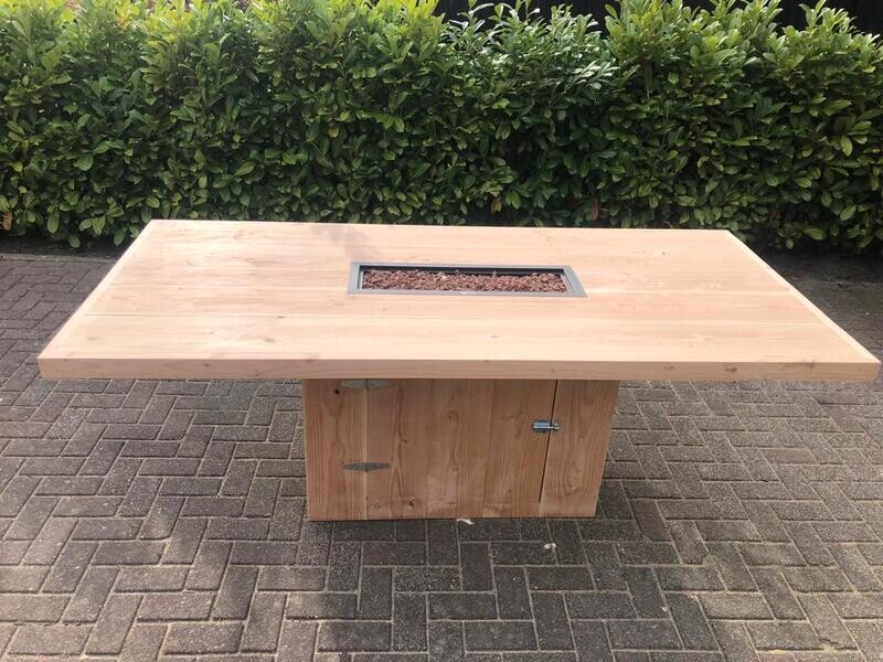 Eettafel met zwart gecoate inbouwbrander