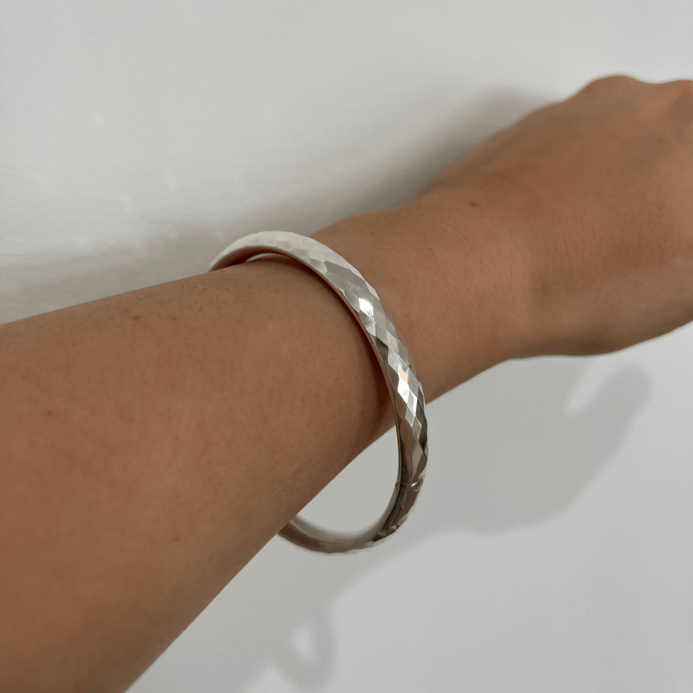 Sterling Silver Diamond Cut Hinged Bangle (7mm)