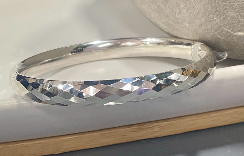 Sterling Silver Diamond Cut Hinged Bangle (7mm)