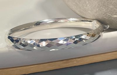 Sterling Silver Diamond Cut Hinged Bangle (7mm)