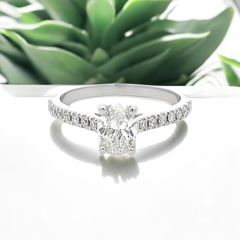 18ct White Gold Oval Cut Diamond Engagement Ring TDW = 0.91ct