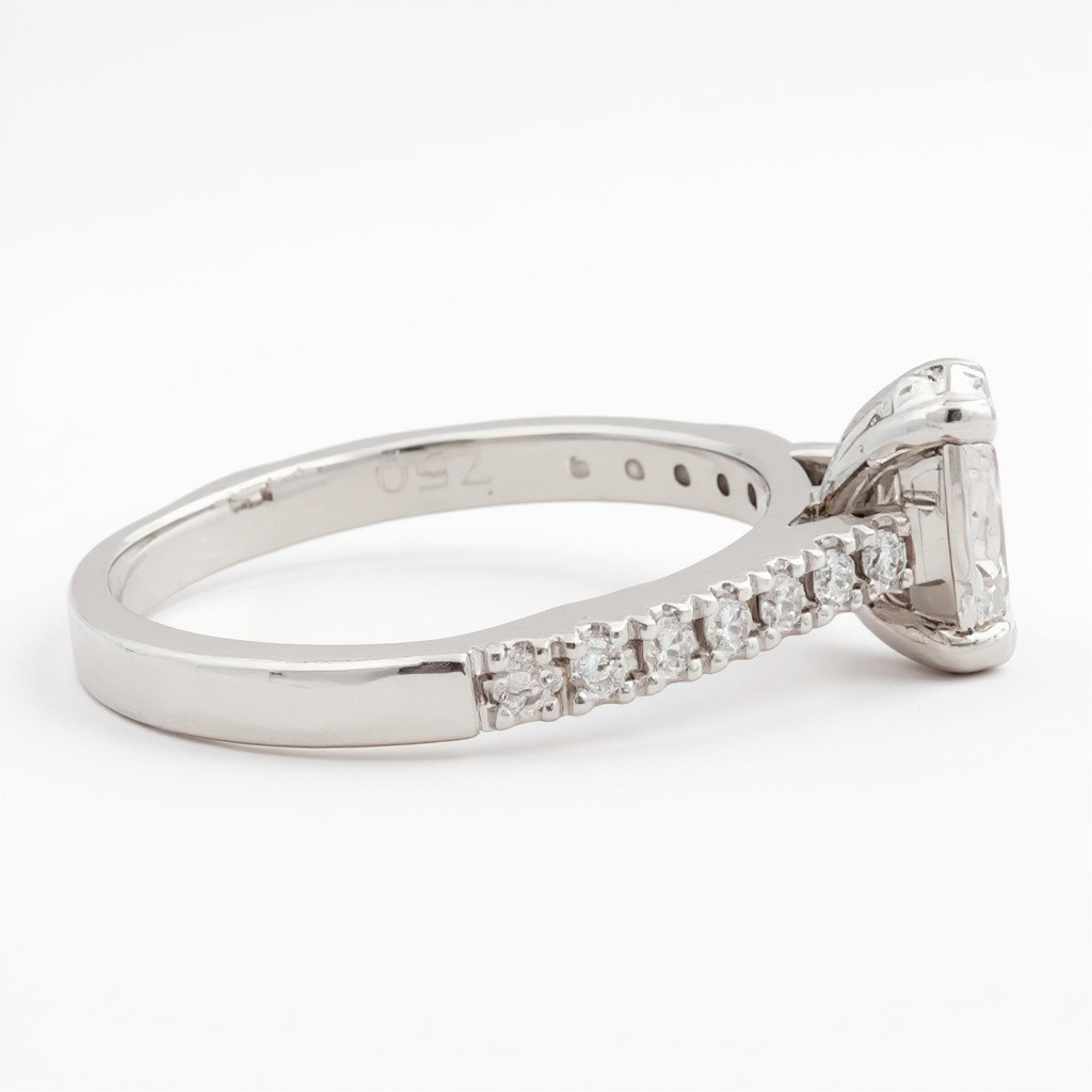 18ct White Gold Oval Cut Diamond Engagement Ring TDW = 0.91ct