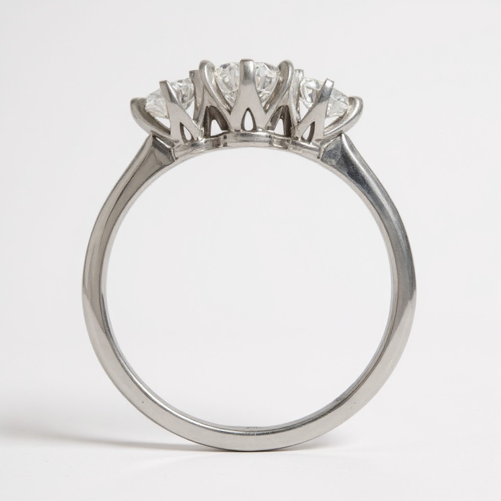 18W Round Diamond Trilogy Ring TDW=0.915ct