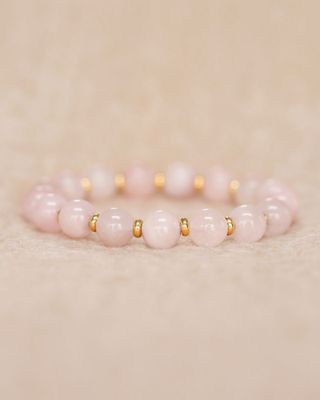 MUJA BRACELET 10MM ROSE QUARTS WITH GOLD BEADS