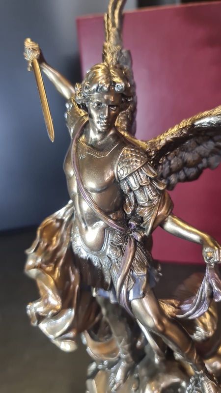 Erzengel Sankt Michael kämpft gegen Satan Tischfigur Erzengel Sankt Michael kämpft gegen Satan Tischfigur