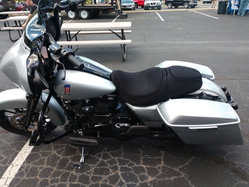 Street Glide & Road Glide before 2024 (smaller back seat 8")