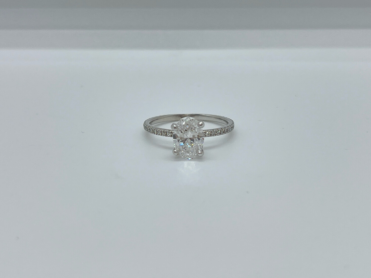 18ct White Gold Oval Diamond Dress Ring