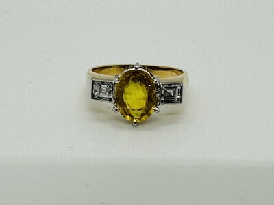 18k gold Natural Yellow Sapphire with Carre cut diamonds on either side