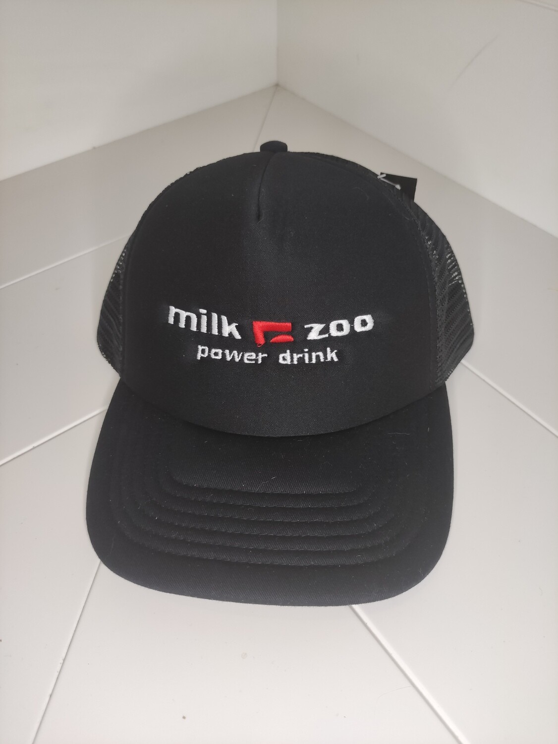 Cappellino Trucker logo ricamato &quot;MILK ZOO&quot; colore all black (nero totale)