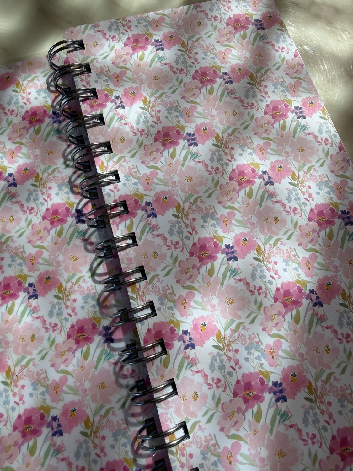 Journal uski sa roze listovima