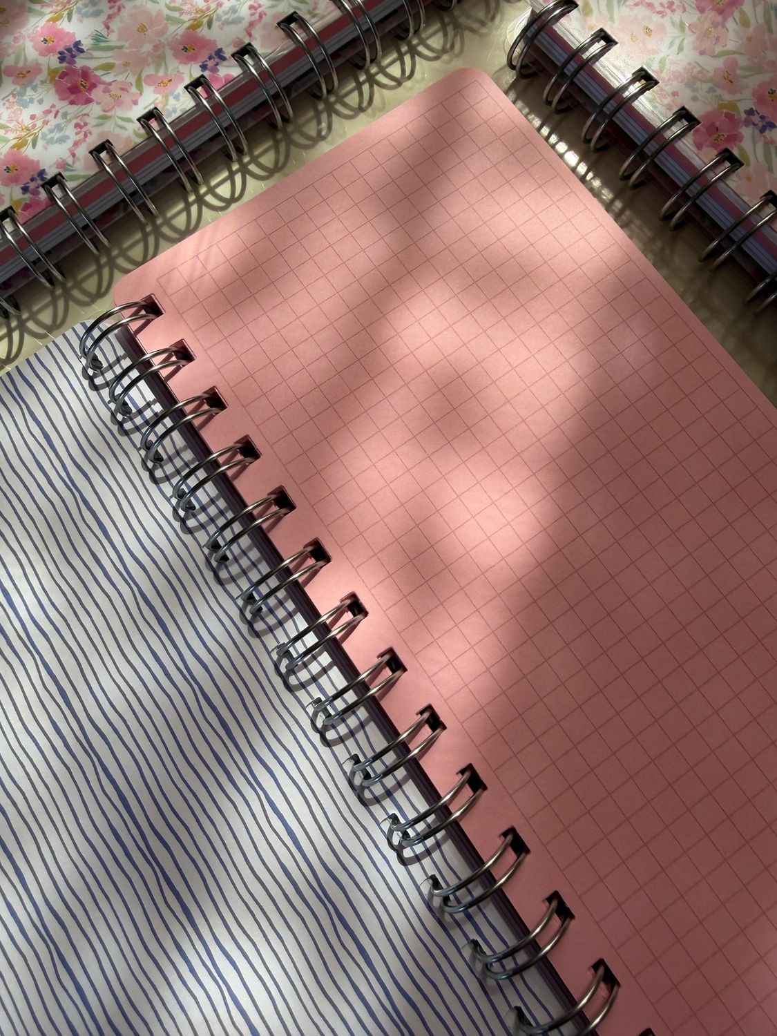 Journal uski sa roze listovima