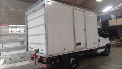 Furgon Carga general con puerta trasera tipo Roll-Up