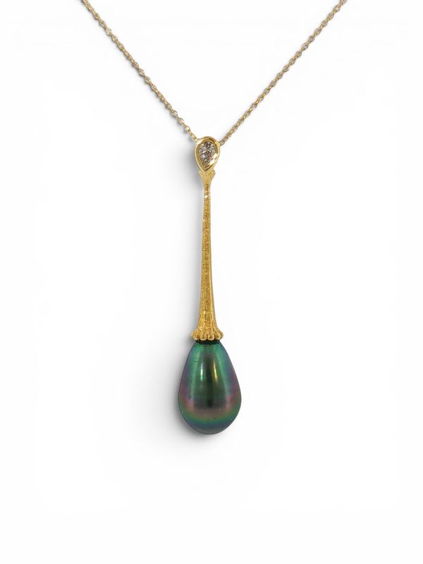 Black Peacock Cascata Pearl Drop