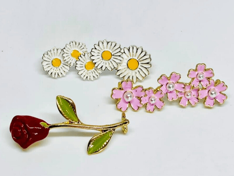 Bijoux fleurs rose, fleurs de cerisier et pâquerettes blanches