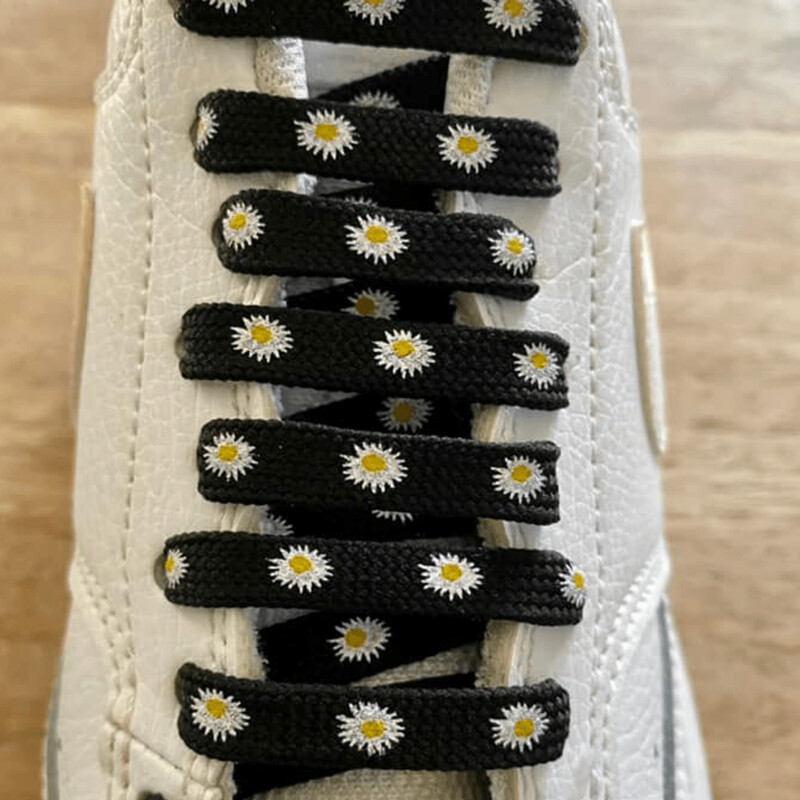 Black flat laces white daisies