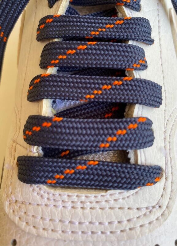Lacets bleu marine aux motifs orange fluo