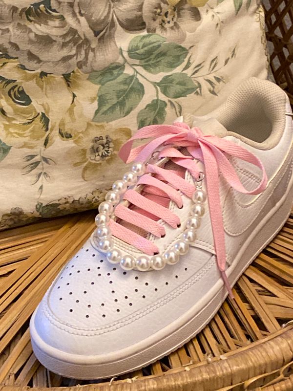 Bracelet perles blanches "style perle douce" pour chaussures ou baskets