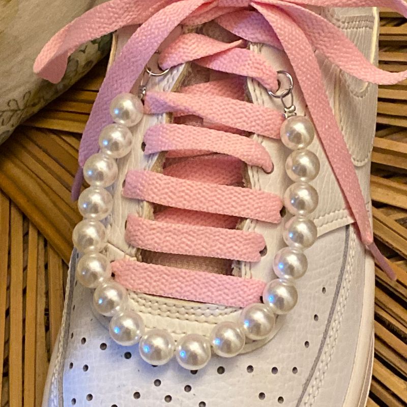 Bracelet perles blanches "style perle douce" pour chaussures ou baskets