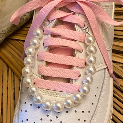 Bracelet perles blanches "style perle douce" pour chaussures ou baskets