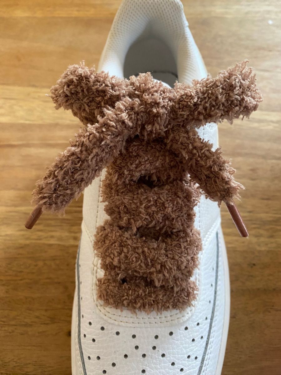 Lacets Fluffy plats de couleur marron moka et tout doux