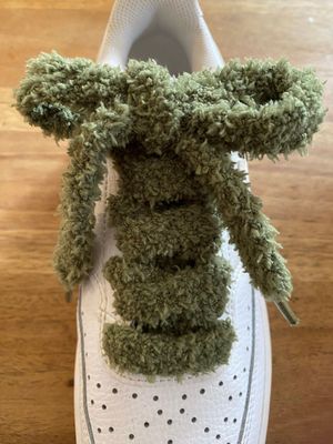 Fluffy flat laces in khaki green and very soft