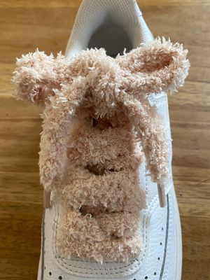 Lacets Fluffy plats de couleur beige sépia et tout doux
