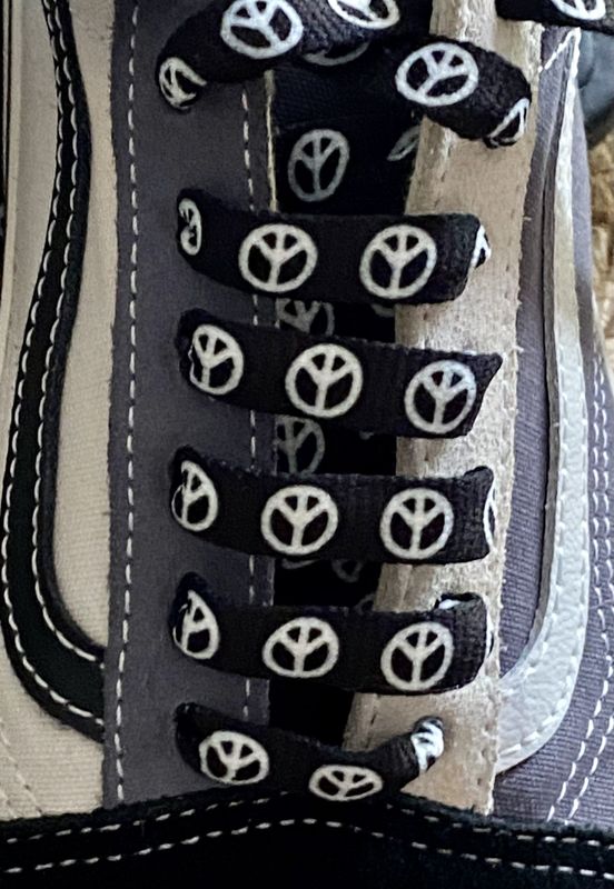 Peace & Love shoelaces - black and white