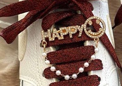 Fancy shoelace brooches