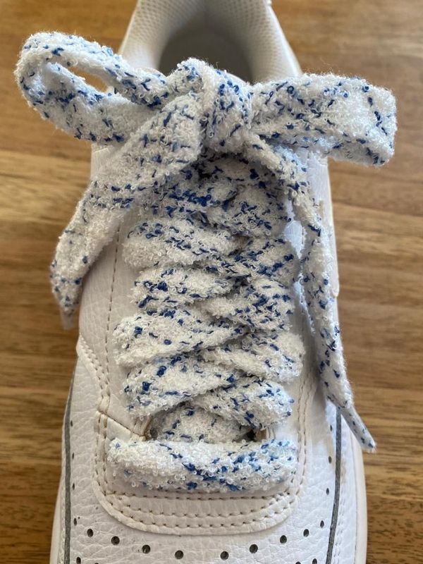 Lacets plats Fluffy Sport - blanc et bleu– Style Urban Street, doux comme un nounours