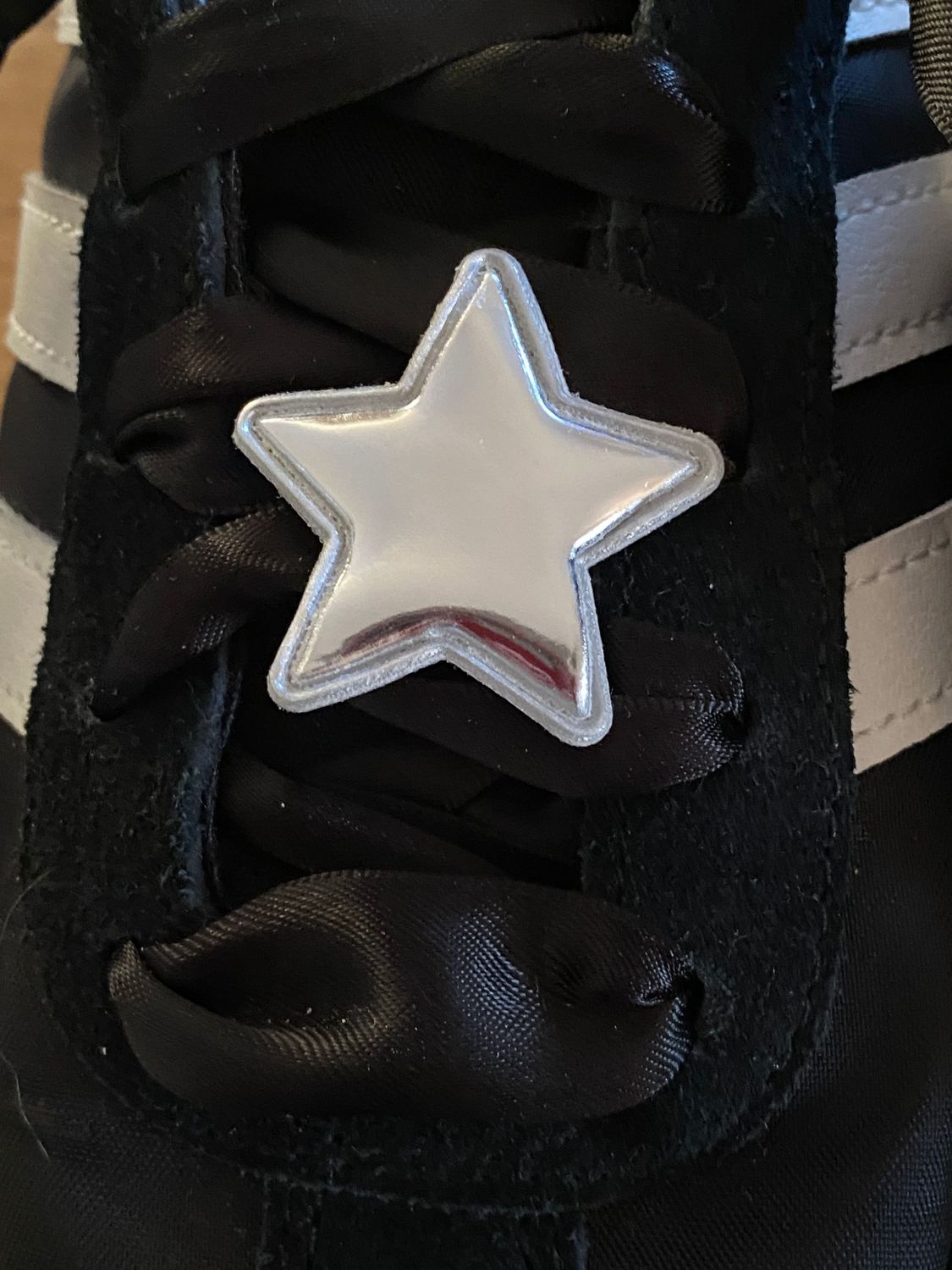 Silver star jewelry in imitation leather Silver-tone faux leather star shoe accessories, clip-on design.