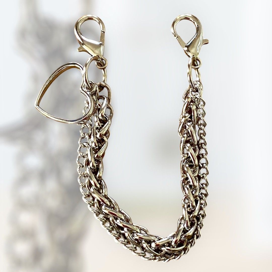 Chaîne décorative argentée pour sneaker – Avec breloque coeur– style rock & chic - Personnalisable avec des mini-breloques Chaîne décorative argentée pour sneaker – Avec breloque coeur– style rock & chic - Personnalisable avec des mini-breloques