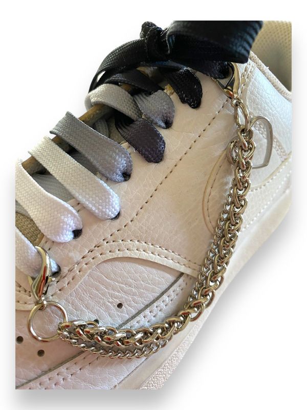 Silver decorative sneaker chain – With heart charm – Rock & chic style – Customizable with mini charms