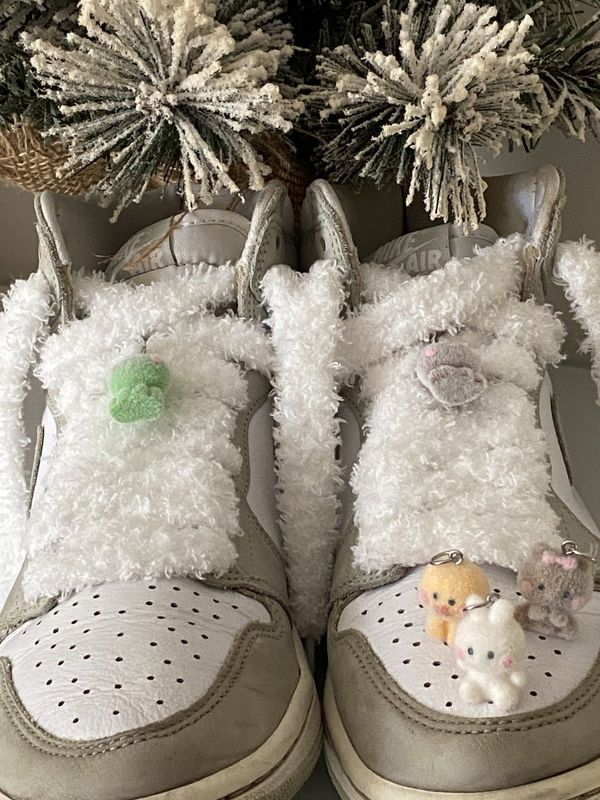Lacets Fluffy blanc présenté avec des mignonnes breloques en feutrine sur le thème kawaii