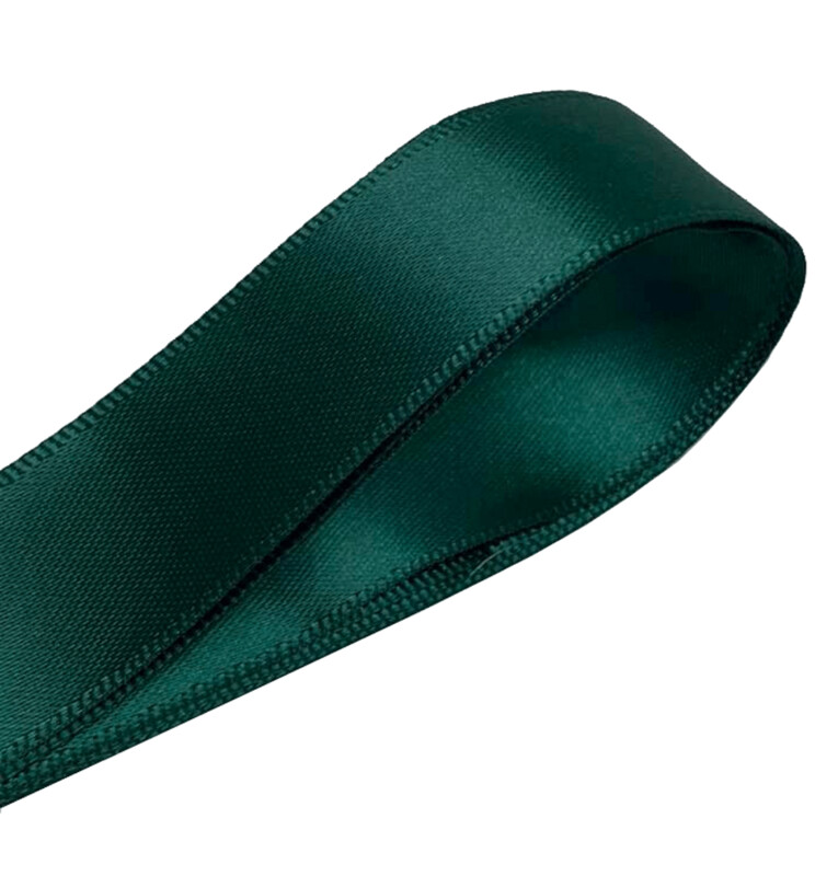 Wide flat laces in empire green satin
