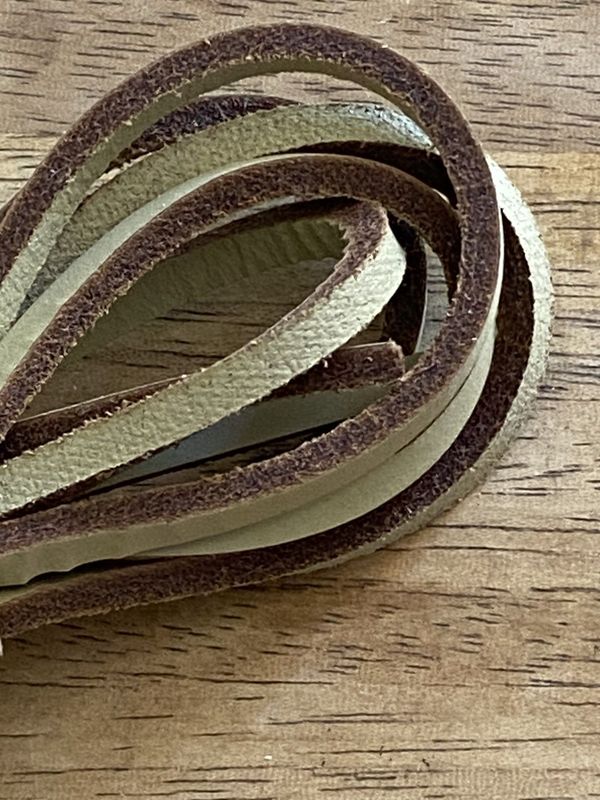 Dark tan square-cut 100% leather laces made in France